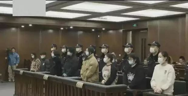偶像之名下的诈骗8名女子冒充靳东被判刑